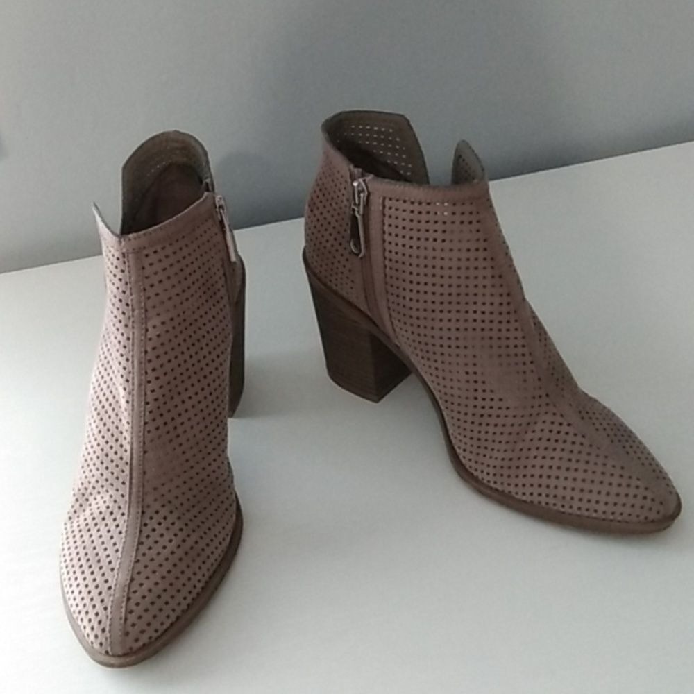 DV Dolce Vita Womens Perforated Ankle Boots Taupe Block Heel Size 10